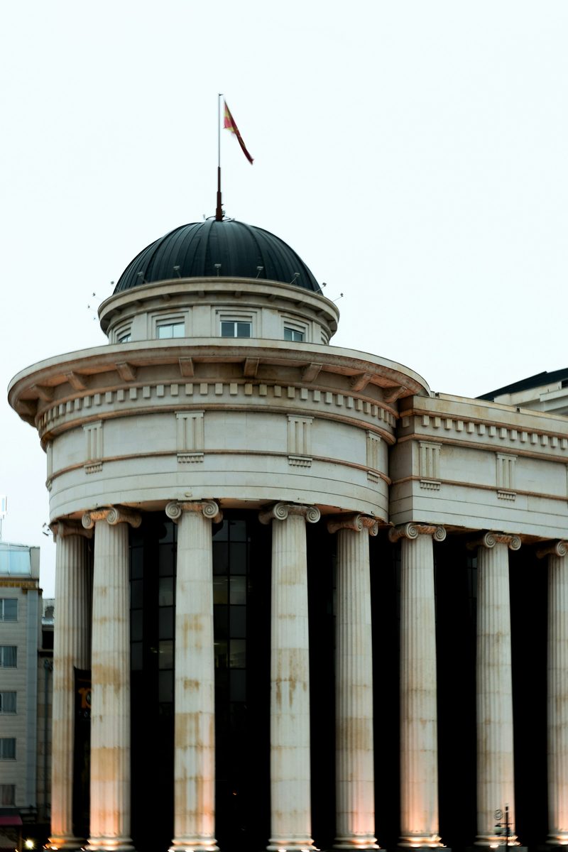 Класична зграда со столбови во Скопје, Северна Македонија